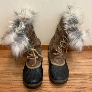 SOREL woman’s snow boots with the fur